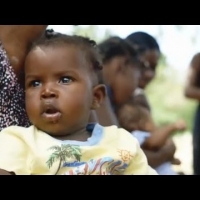 在海地农村地区，利用太阳能冰箱冷藏疫苗