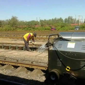 Railway equipment oil cleaning machine