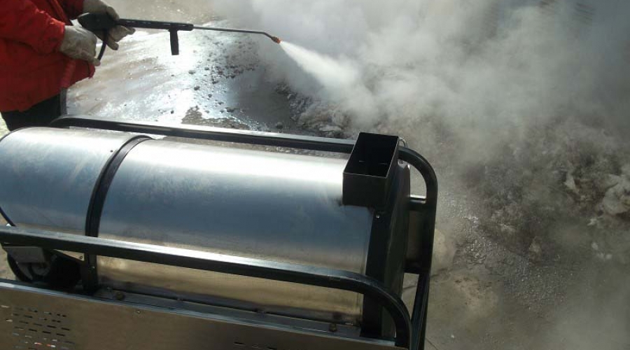 High pressure hot water deicing cleaning
